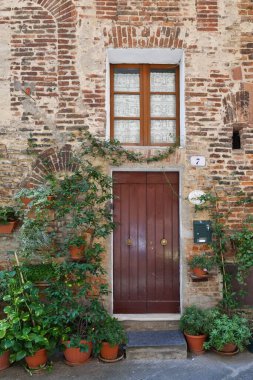 İtalya 'nın Umbria kentindeki ortaçağ köyü Citt della Pieve' deki eski bir evin cephesi..