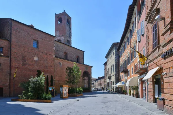 イタリアのウンブリアにあるチッタデッラピエにある中世の村の家の間の広場 — ストック写真