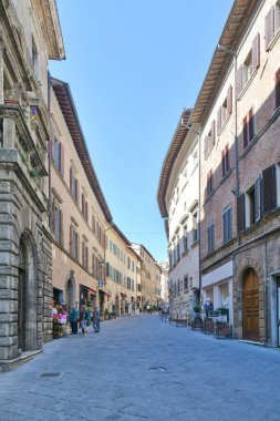 İtalya 'nın Toskana kentindeki Montepulcianoa ortaçağ köyünün evleri arasında bir sokak..