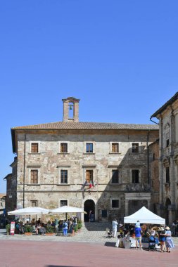İtalya 'nın Toskana kentindeki ortaçağ köyü Montepulciano' daki merkez meydanı..