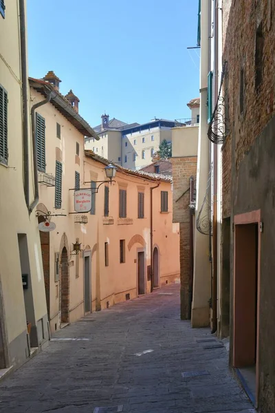 イタリアのトスカーナにあるモンテパルチアーノ中世の村の間の通り — ストック写真