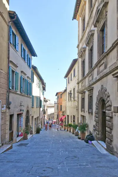  İtalya 'nın Toskana kentindeki Montepulcianoa ortaçağ köyünün evleri arasında bir sokak..