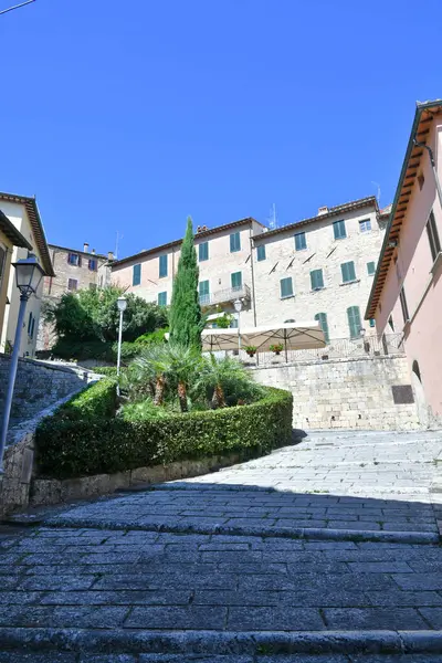 İtalya 'nın Toskana kentindeki Montepulcianoa ortaçağ köyünün evleri arasında bir sokak..