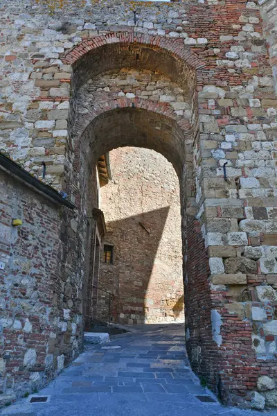 Una Calle Entre Las Casas Montepulcianoa Pueblo Medieval Toscana Italia — Foto de Stock
