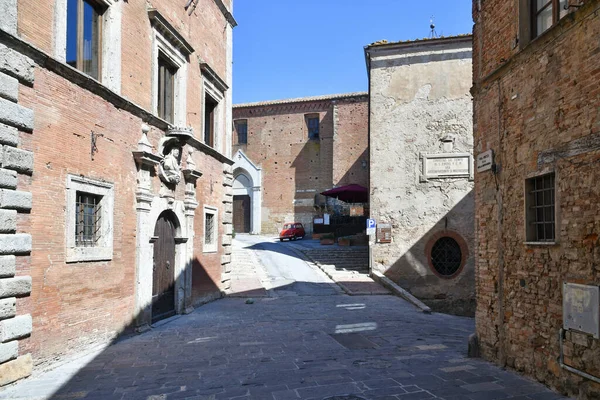 イタリアのトスカーナにあるモンテパルチアーノ中世の村の間の通り — ストック写真