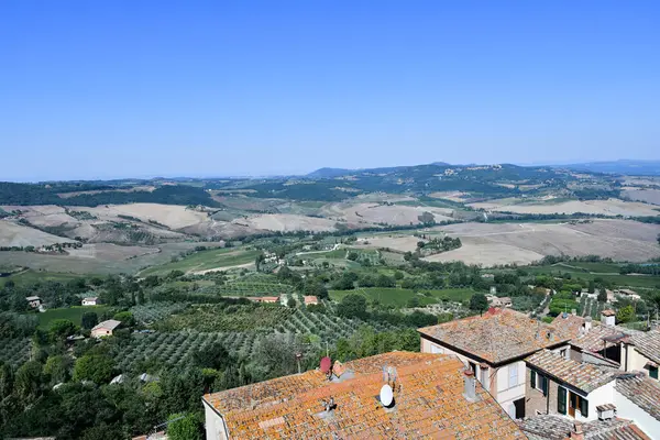 İtalya 'nın Toskana kentindeki eski bir kasaba olan Montepulciano' dan manzara.