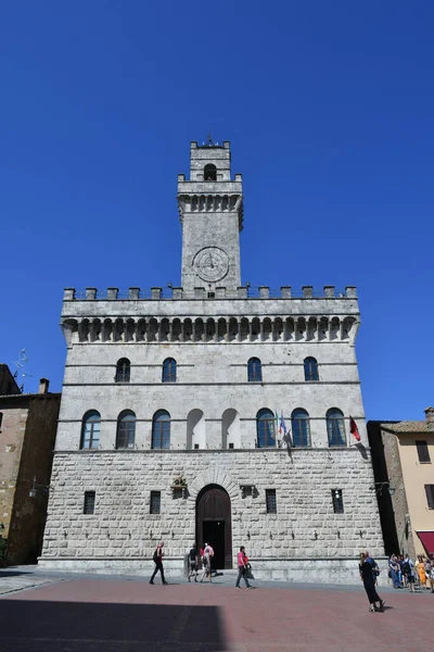 İtalya 'nın Toskana kentindeki ortaçağ köyü Montepulciano' daki merkez meydanı..