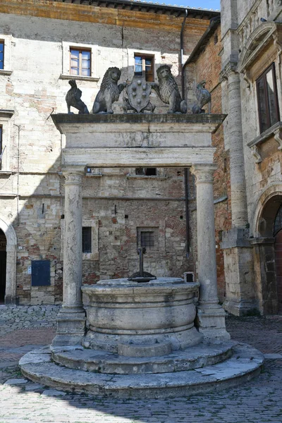 Ein Alter Brunnen Montepulciano Einem Mittelalterlichen Dorf Der Toskana Italien — Stockfoto