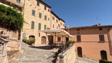 İtalya, Toskana 'da ortaçağ köyü Montepulciano' da eski evler.