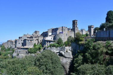 Viterbo, İtalya 'nın Lazio şehrinde bir ortaçağ kasabası olan Vitorchiano' nun duvarları görülüyor..