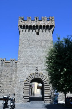 İtalya 'nın Viterbo iline bağlı Lazio köyünün ortaçağ mahallesine giriş kemeri..