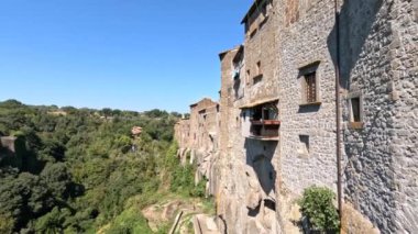 Viterbo, İtalya 'nın Lazio şehrinde bir ortaçağ kasabası olan Vitorchiano' nun duvarları görülüyor..
