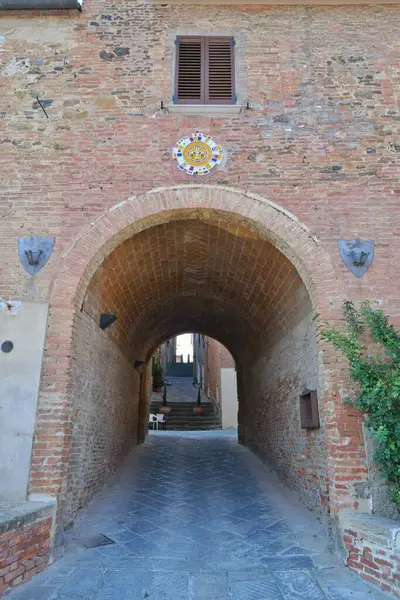 イタリアのトスカーナの村であるトリタ シエナの中世四半期の通り — ストック写真