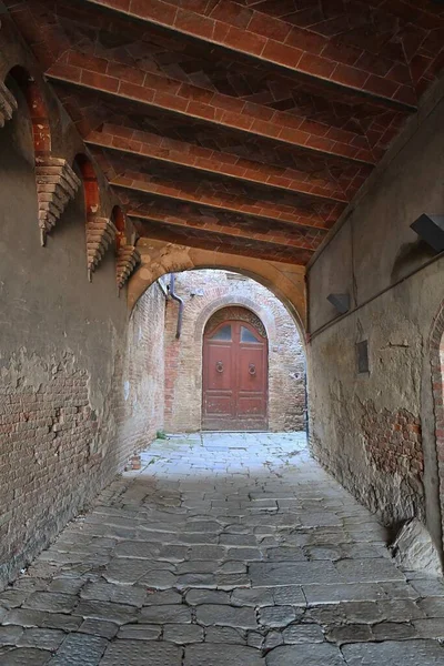 Torrita di Siena 'nın ortaçağ mahallesinde bir sokak, İtalya' da Toskana 'da bir köy..