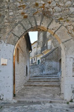 Sperlonga 'nın beyaz boyalı evleri arasında bir sokak, İtalya' nın Latina eyaletinde bir köy..