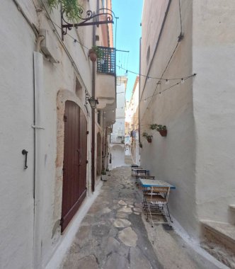 Sperlonga 'nın beyaz boyalı evleri arasında bir sokak, İtalya' nın Latina eyaletinde bir köy..