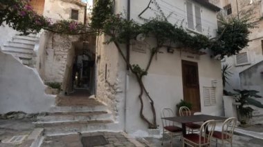 Sperlonga 'nın beyaz boyalı evleri arasında bir sokak, İtalya' nın Latina eyaletinde bir köy..