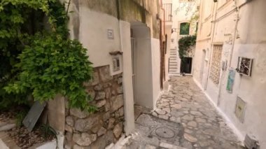 Sperlonga 'nın beyaz boyalı evleri arasında bir sokak, İtalya' nın Latina eyaletinde bir köy..