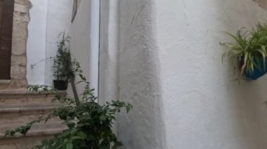 Sperlonga 'nın beyaz boyalı evleri arasında bir sokak, İtalya' nın Latina eyaletinde bir köy..
