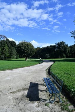Napoli, İtalya 'da bir kraliyet sarayının şehir parkında bir bulvar..
