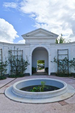 Napoli, İtalya 'daki kraliyet sarayının bahçelerinde bir çeşme..