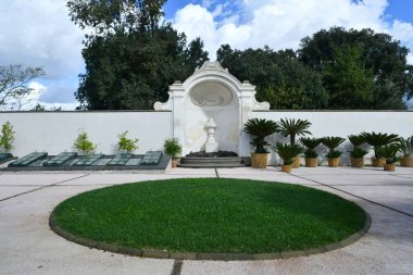 Napoli, İtalya 'daki kraliyet sarayının bahçesinde küçük bir meydan..