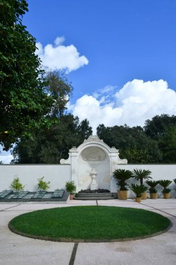 Napoli, İtalya 'daki kraliyet sarayının bahçesinde küçük bir meydan..