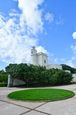 Napoli, İtalya 'daki kraliyet sarayının bahçeleri içinde bir 8. yüzyıl kulesi..