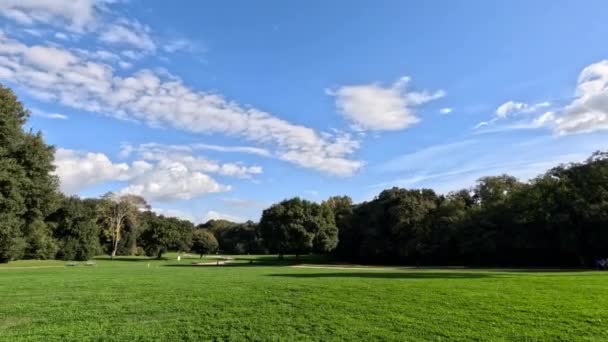 イタリア ナポリの秋の日に市の公共公園で大きな芝生 — ストック動画