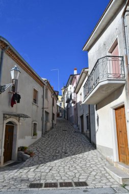 Frigento 'nun eski evleri arasında bir sokak, İtalya' da Campania 'da bir kasaba..
