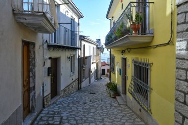 Frigento 'nun eski evleri arasında bir sokak, İtalya' da Campania 'da bir kasaba..