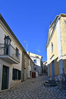 Frigento 'nun eski evleri arasında bir sokak, İtalya' da Campania 'da bir kasaba..