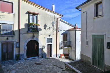 Frigento 'nun eski evleri arasında bir sokak, İtalya' da Campania 'da bir kasaba..