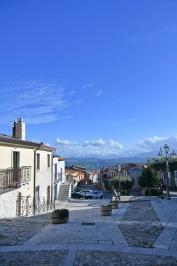 Frigento 'nun eski evleri arasında bir sokak, İtalya' da Campania 'da bir kasaba..