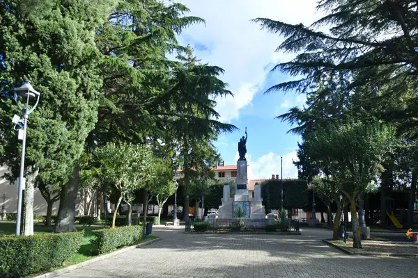 İtalya 'da Campania' da küçük bir kasaba olan Frigento kamu parkı..