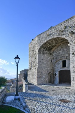 Gesualdo 'da eski bir evin önünde, Campania' da bir ortaçağ köyü..