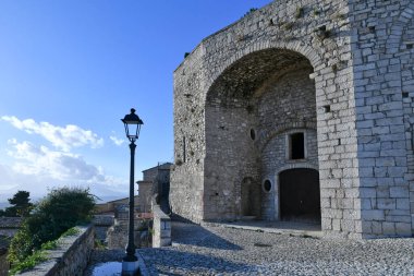 İtalya 'nın Campania kentindeki bir ortaçağ köyü olan Gesualdo' nun eski evleri arasında bir sokak..