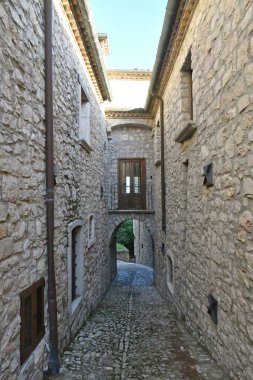 İtalya 'nın Campania kentindeki bir ortaçağ köyü olan Gesualdo' nun eski evleri arasında bir sokak..