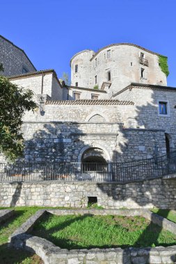 İtalya 'nın Campania kentindeki bir ortaçağ köyü olan Gesualdo' nun eski evleri arasında bir sokak..