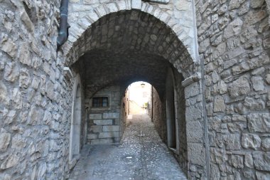 İtalya 'nın Campania kentindeki bir ortaçağ köyü olan Gesualdo' nun eski evleri arasında bir sokak..
