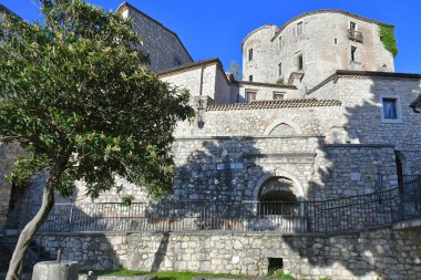 İtalya 'nın Campania kentindeki bir ortaçağ köyü olan Gesualdo' nun eski evleri arasında bir sokak..