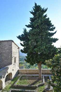 İtalya 'nın Campania kentindeki bir ortaçağ köyü olan Gesualdo' nun eski evleri arasında bir sokak..