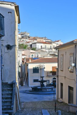 İtalya 'nın Campania kentindeki bir ortaçağ köyü olan Gesualdo' nun eski evleri arasında bir sokak..