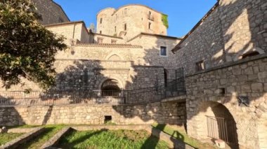 İtalya 'nın Campania bölgesinde bir köy olan Gesualdo' nun panoramik manzarası.