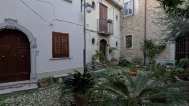 İtalya 'nın Campania kentindeki bir ortaçağ köyü olan Gesualdo' nun eski evleri arasında dar bir sokak..