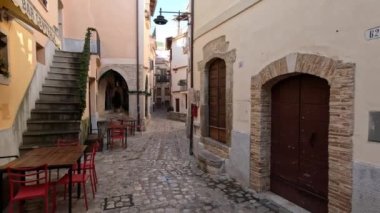 İtalya 'nın Lazio kentindeki ortaçağ köyü Monte San Biagio' nun eski evleri arasında dar bir sokak..
