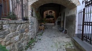 İtalya 'nın Lazio kentindeki ortaçağ köyü Monte San Biagio' nun eski evleri arasında dar bir sokak..