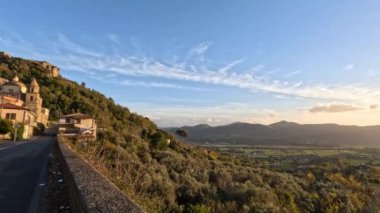 İtalya 'nın Campania bölgesinde bir kasaba olan Caiazzo' dan panoramik manzara.