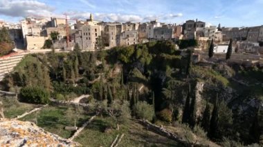 Puglia, İtalya 'nın Puglia bölgesinde bir kasaba olan Gravina' dan panoramik manzara.