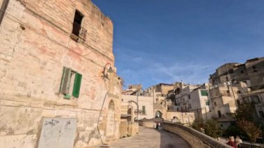 Puglia 'daki eski Gravina evleri arasında bir sokak, Puglia bölgesinde küçük bir kasaba, İtalya.